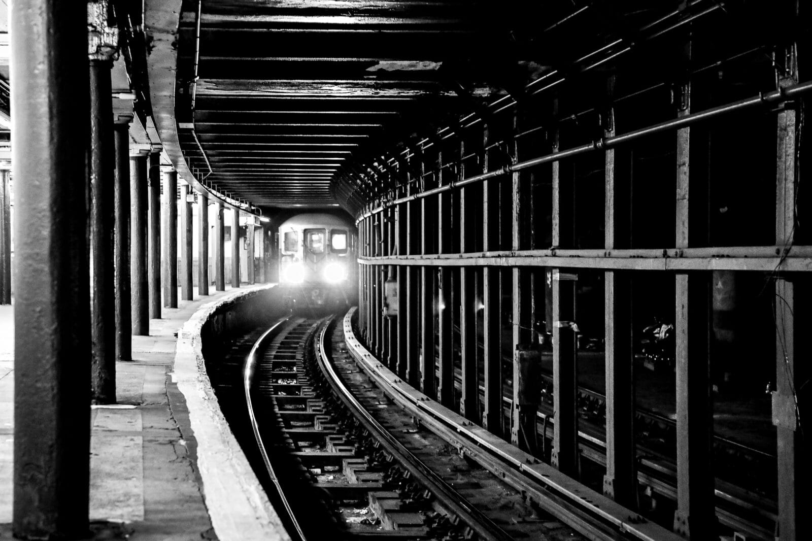 structure-subway-approaching-nyc